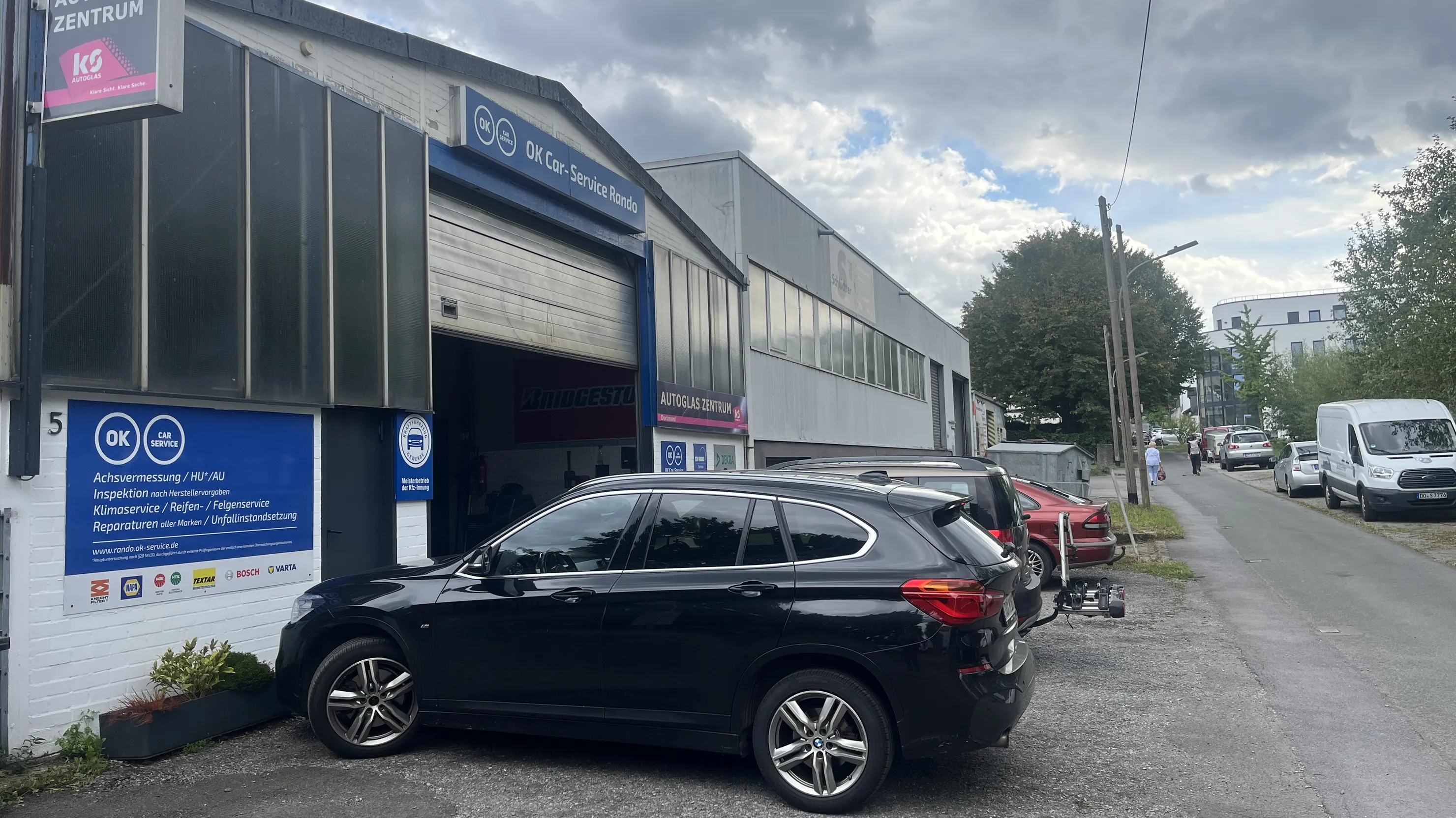 Werkstattgebäude der Rando Kfz GmbH an der Berliner Straße in Dortmund-Körne mit Kundenfahrzeug vor dem Tor