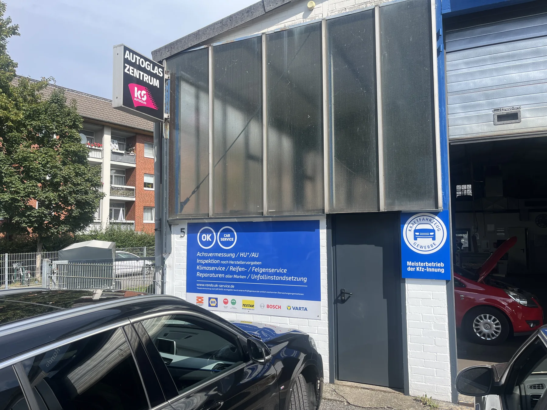 Eingang der Rando Kfz GmbH an der Berliner Straße 5 in Dortmund-Körne mit Autoglas Zentrum Schild