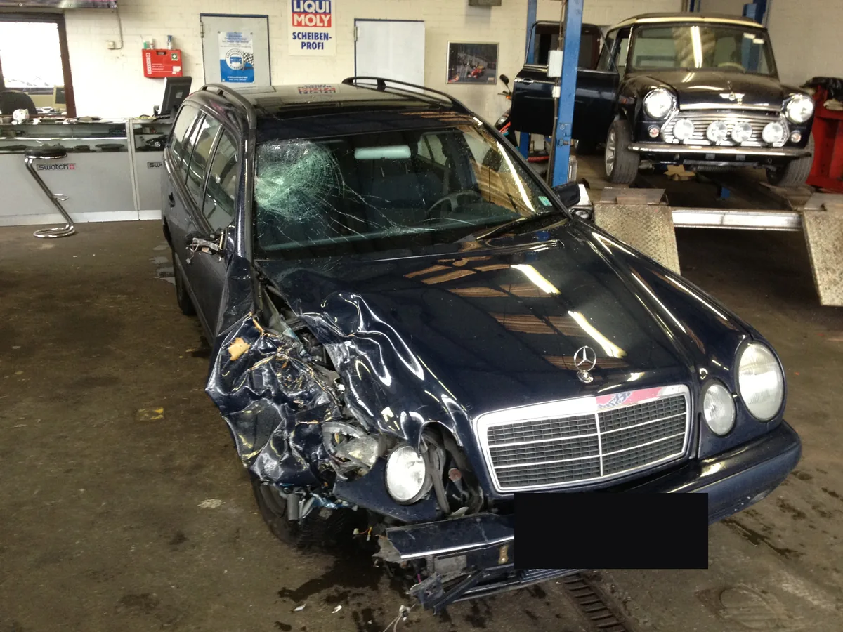Mercedes E-Klasse T-Modell mit schwerem Frontschaden vor der Instandsetzung