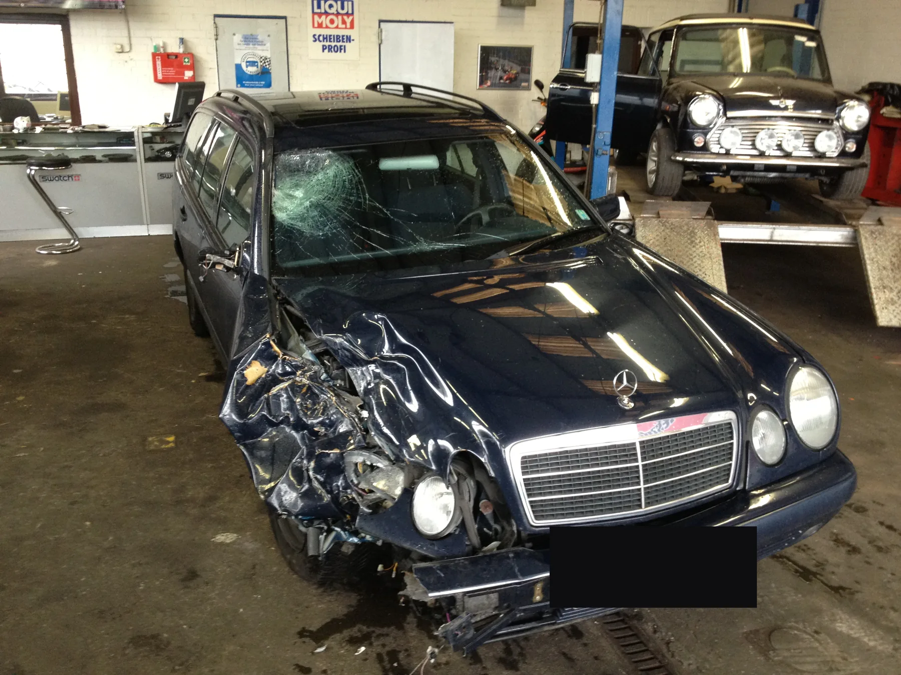 Mercedes E-Klasse mit Frontschaden nach dem Unfall in der Rando Werkstatt