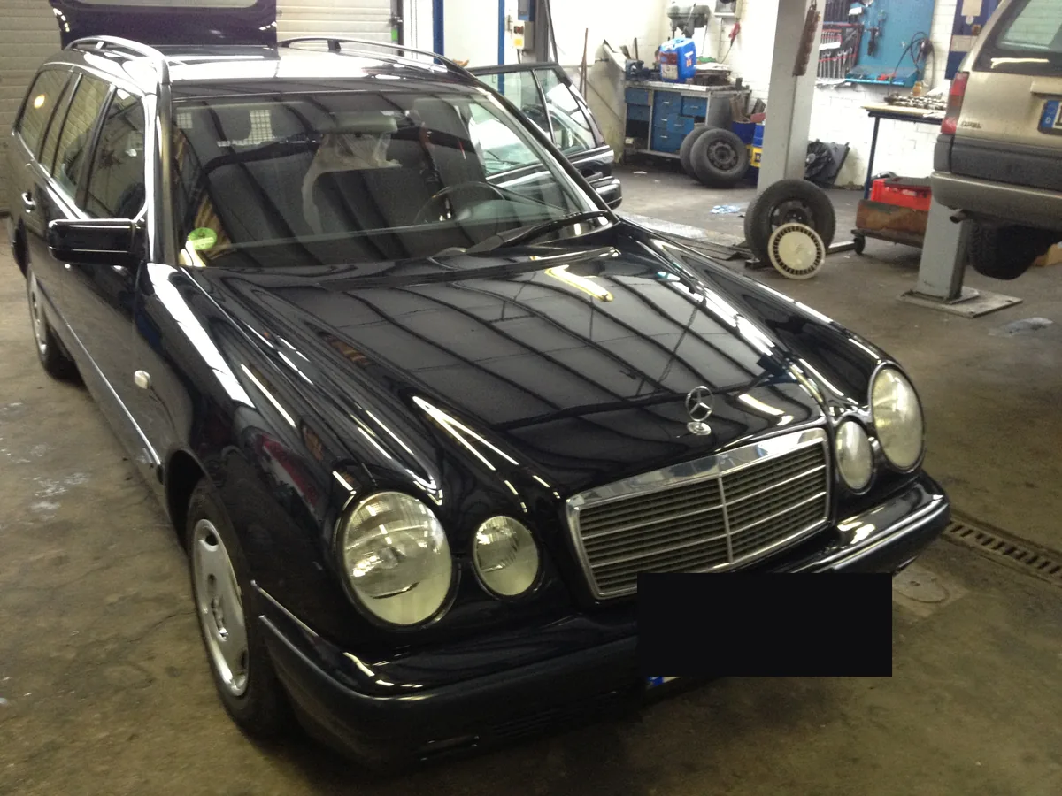 Fertig instand gesetzter Mercedes E-Klasse T-Modell in der Rando Werkstatt