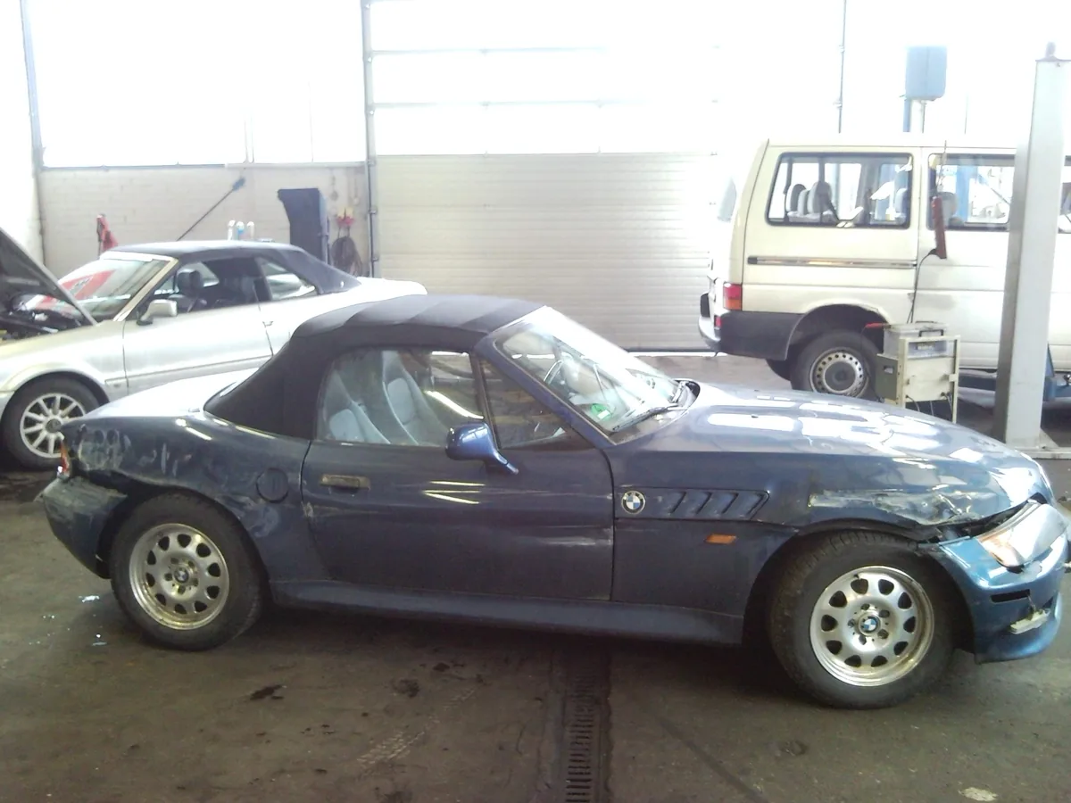 BMW Z3 Roadster mit Unfallschaden an der Fahrzeugseite vor der Reparatur