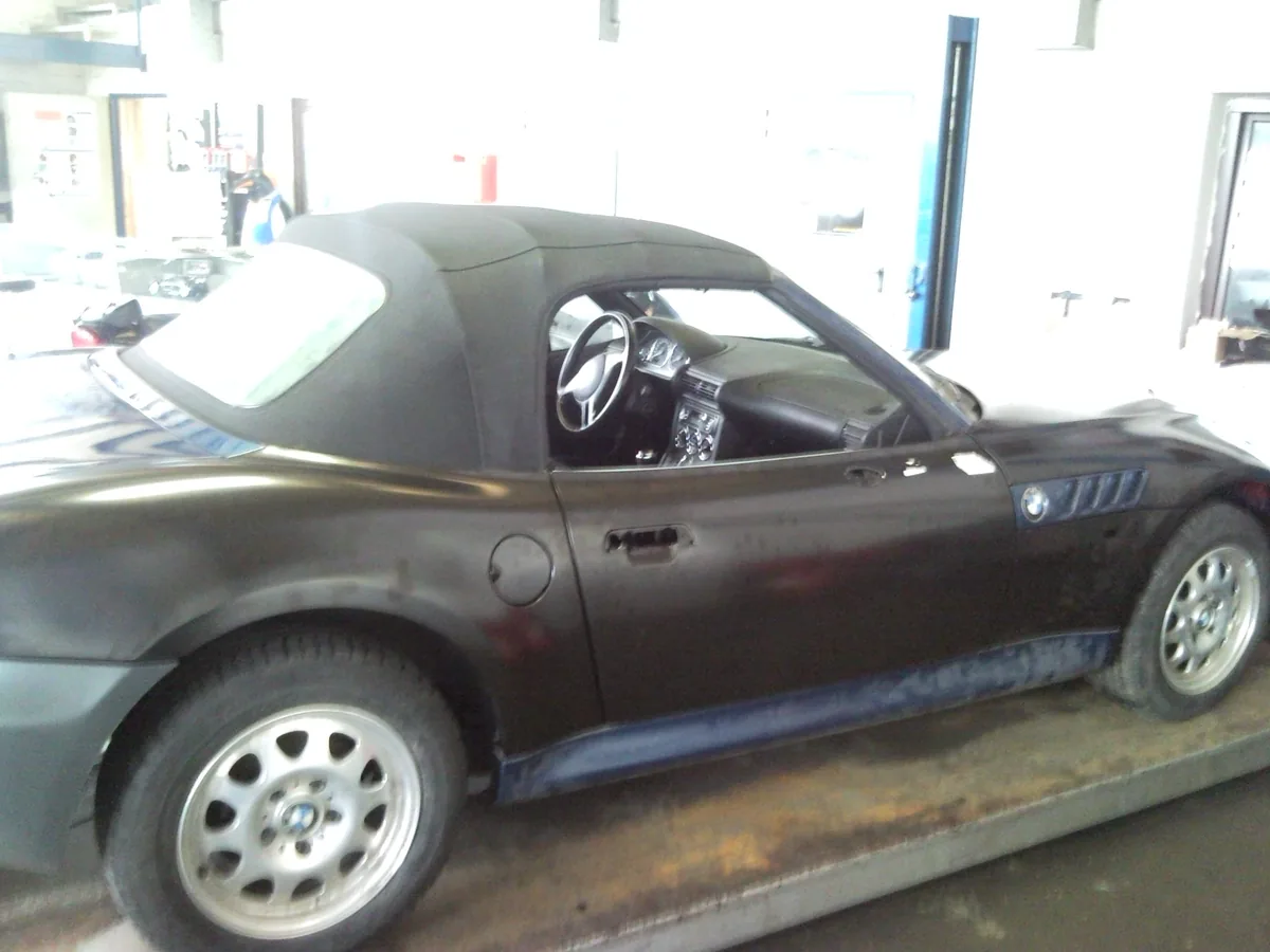 Grundierter BMW Z3 vor der Lackierung in der Rando Werkstatt