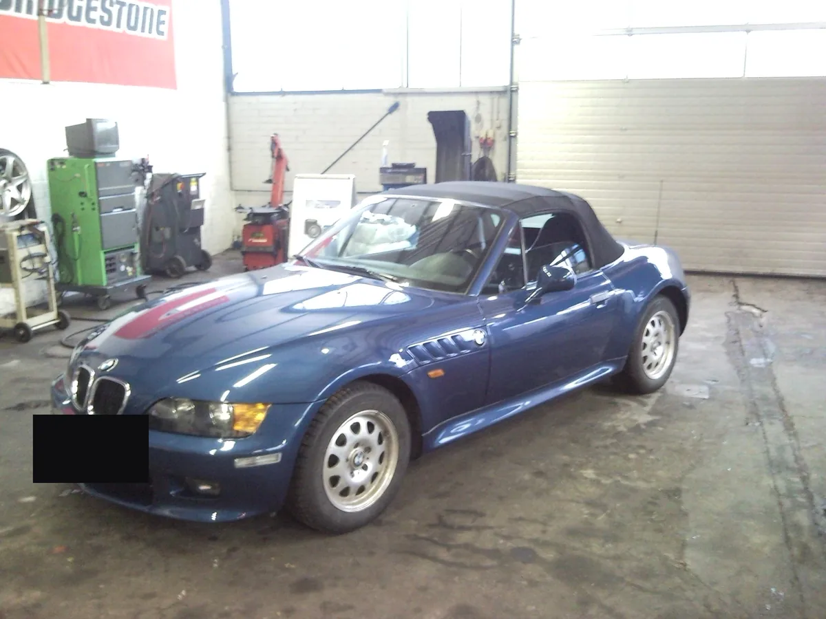 Fertig lackierter blauer BMW Z3 Roadster nach der Unfallinstandsetzung
